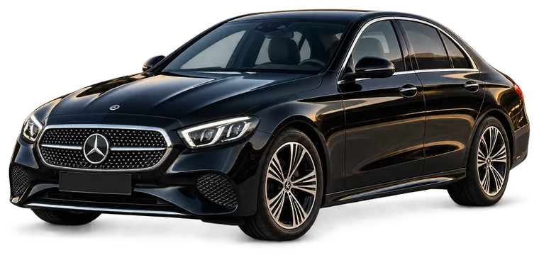 Mercedes Classe E nera, vista di tre quarti
