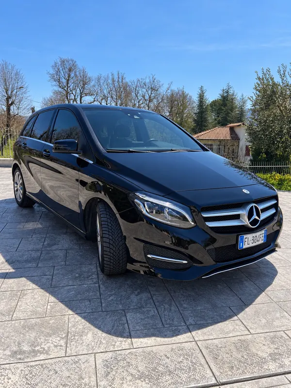 La Mercedes Classe B nera, vista di tre quarti