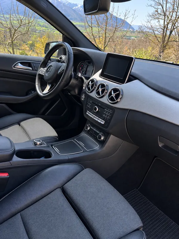 Il posto di guida e il cruscotto della Mercedes Classe B
