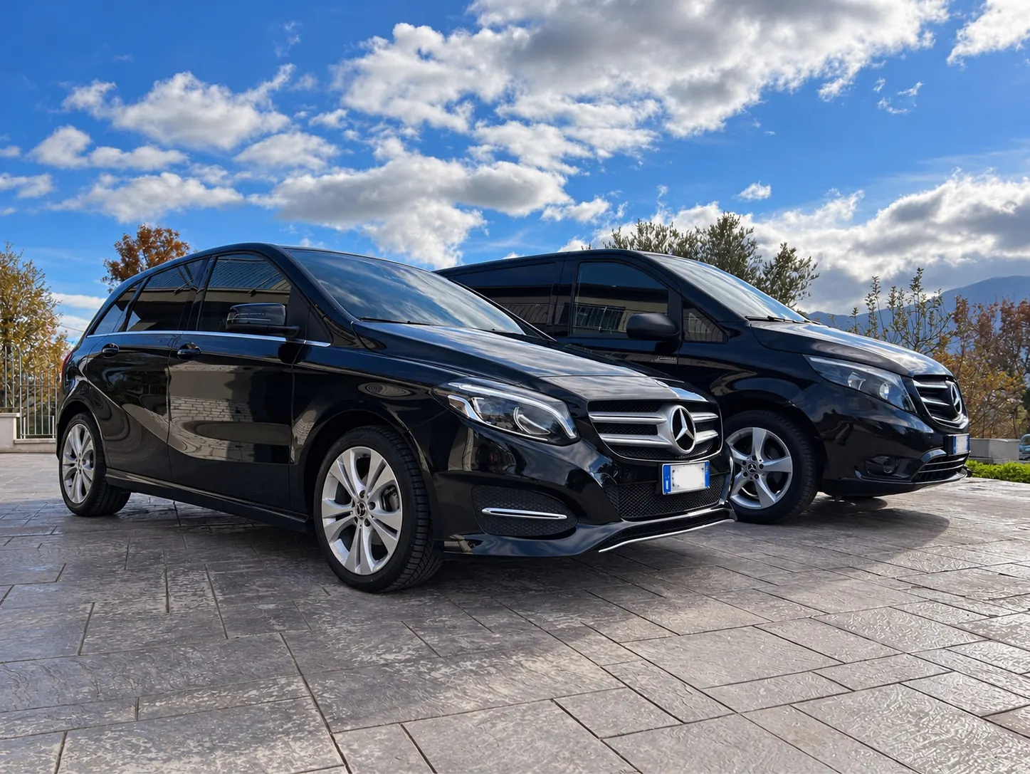 La Mercedes Classe B e il Mercedes Vito neri di Casale Transfer Car Service, fianco a fianco