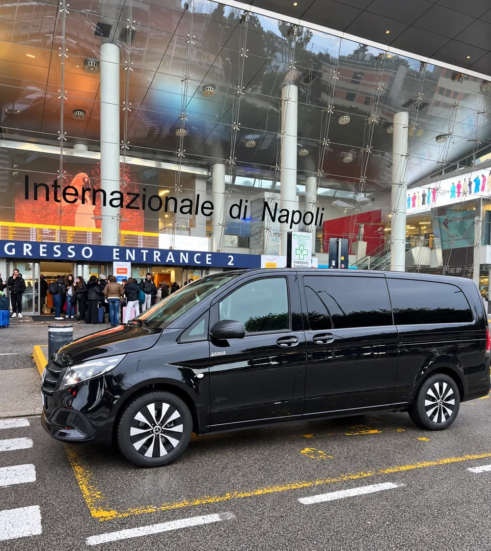 Il Mercedes Vito nero agli arrivi dell'Aeroporto Internazionale di Napoli