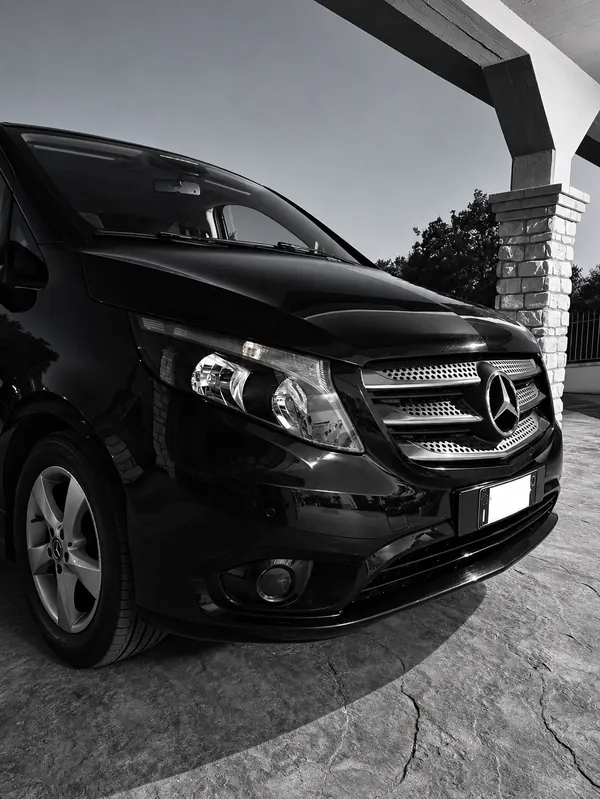 Il frontale del Mercedes Vito, in bianco e nero