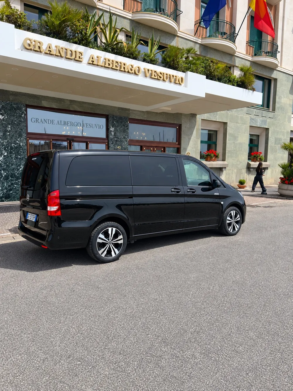 Il Mercedes Vito nero davanti al Grande Albergo Vesuvio di Napoli