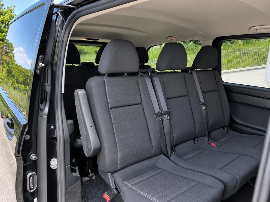 Le file di sedili del Mercedes Vito, viste dalla portiera