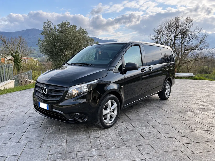 Il Mercedes Vito nero su un piazzale, con le montagne dell'Irpinia