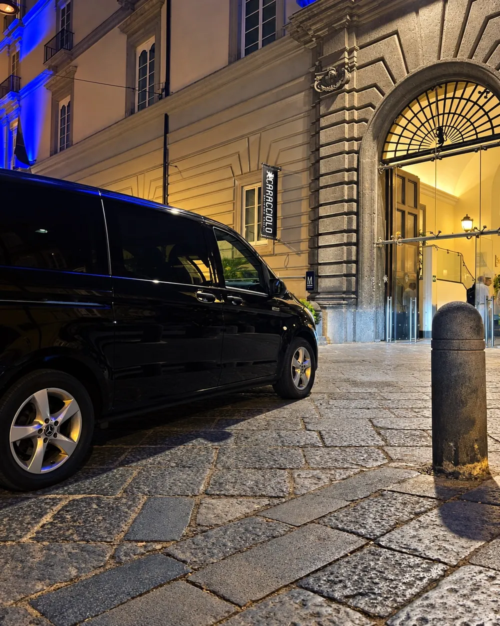 Il Mercedes Vito nero di sera, davanti a un palazzo storico di Napoli