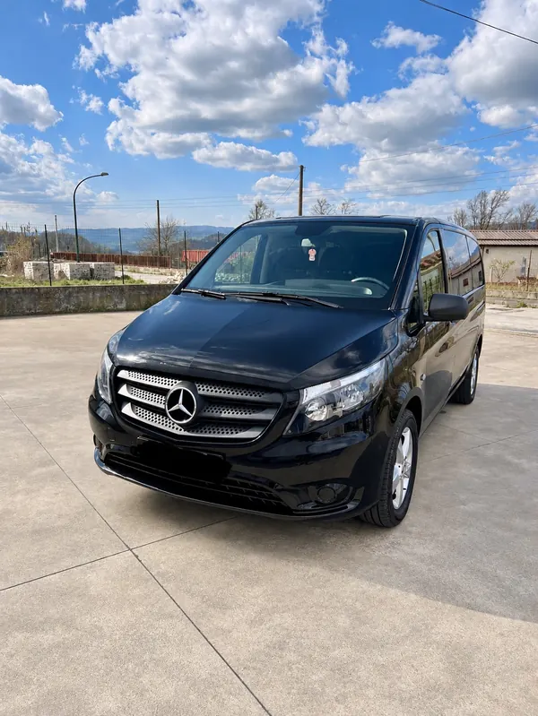 Il Mercedes Vito nero visto di tre quarti, su un piazzale in pietra