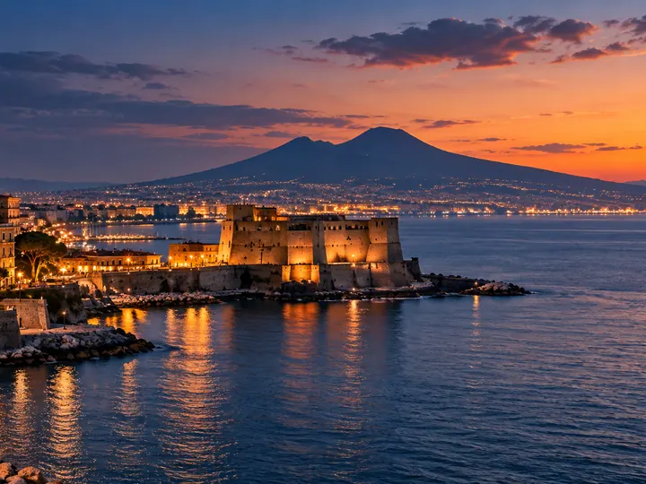 Il Vesuvio sul golfo di Napoli, al tramonto